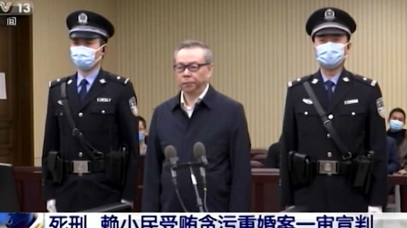 Šéfa čínské státní firmy odsoudili za úplatkářství k trestu smrti